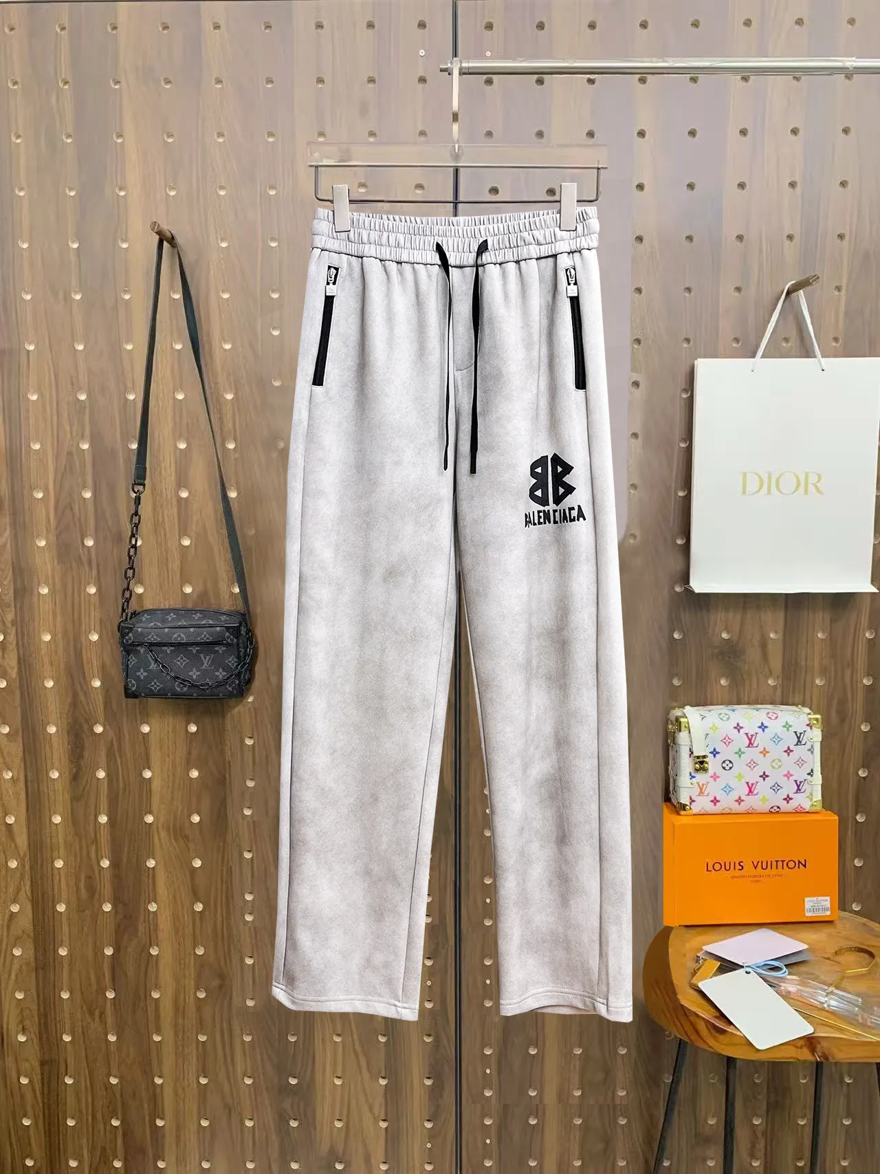 Balenciaga 🆕2026 Autumn and Winter New Arrival Casual Pants! The official website will be released simultaneously. Brand Classic LOGO casual pants, customized fabrics, excellent comfort and strong touch. Highly recognisable, perfect appearance and craftsmanship. Size:M-3XL